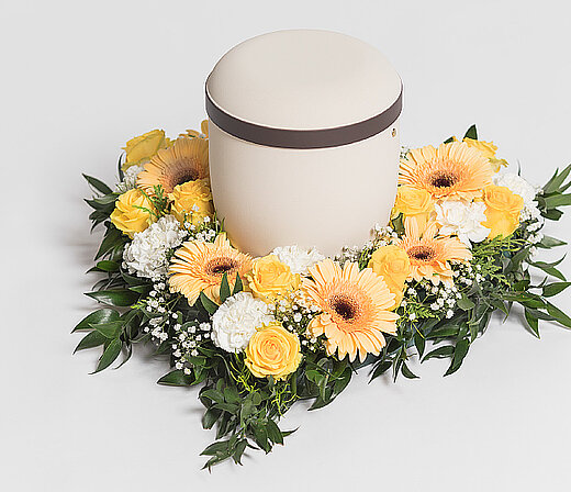 Herzförmiger Blumenkranz für Urnen aus dem Sortiment des Städtischen Bestattungsdienstes Nürnberg