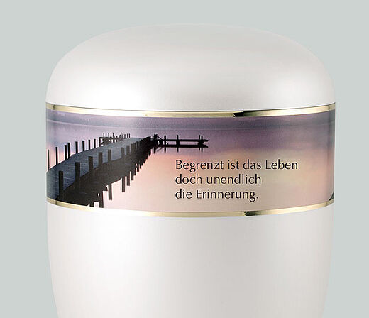 Vergängliche Überurne mit Stegmotiv und Spruch mit perlmutt-weißer Oberfläche aus dem Sortiment des Bestattungsdienstes Nürnberg