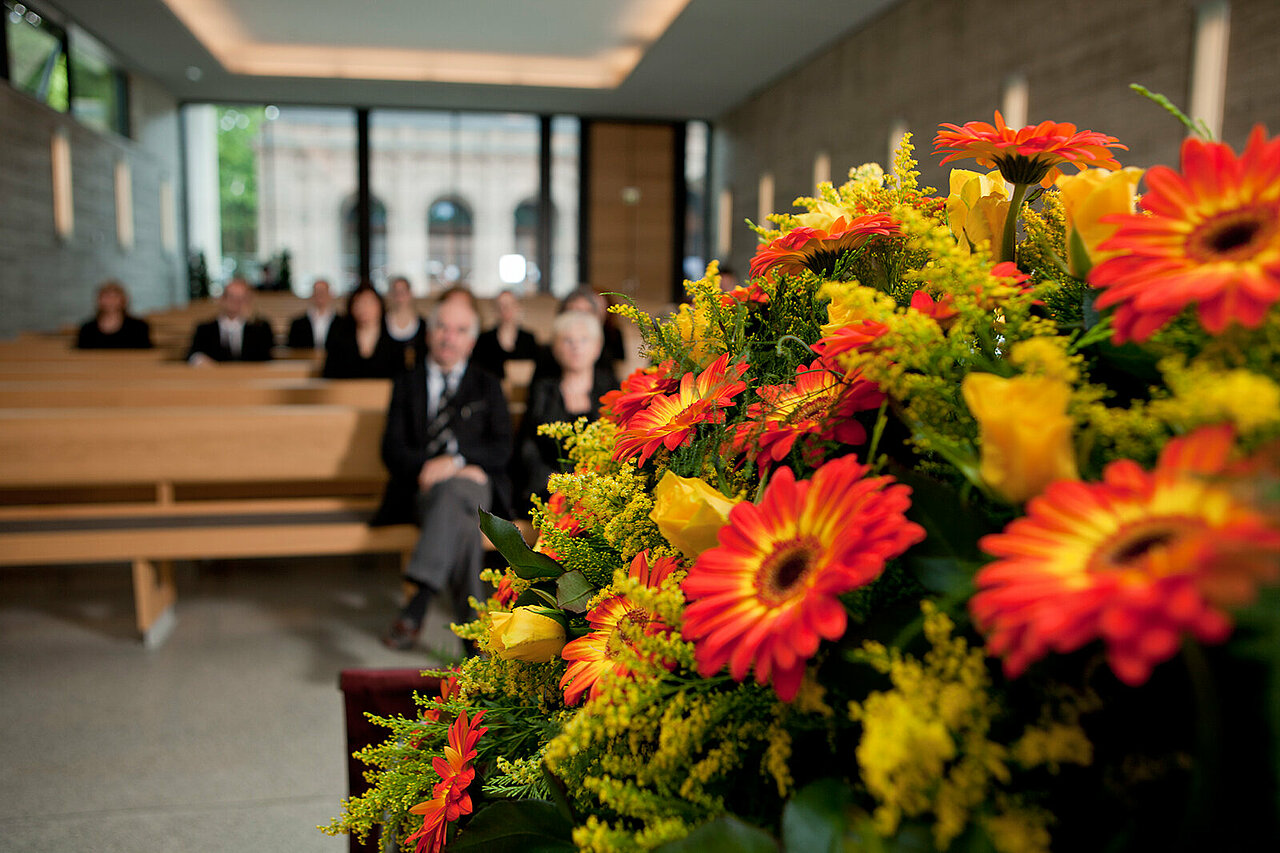 Trauerfeier in einer Trauerhalle des Städtischen Bestattungsdienstes