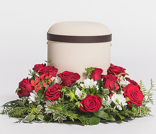 Blumenkranz für Urnen aus dem Sortiment des Städtischen Bestattungsdienstes Nürnberg