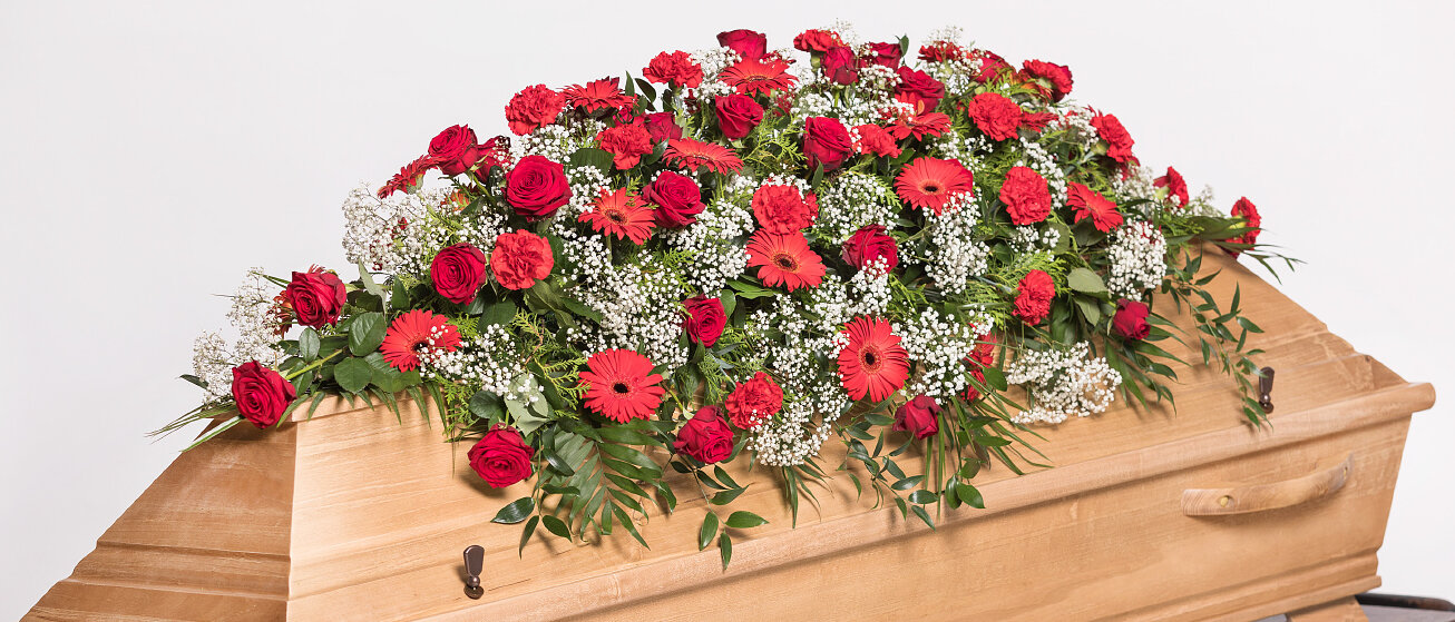 Prächtiges Sarggehänge mit blühenden Blumen aus dem Sortiment des Städtischen Bestattungsdienstes Nürnberg