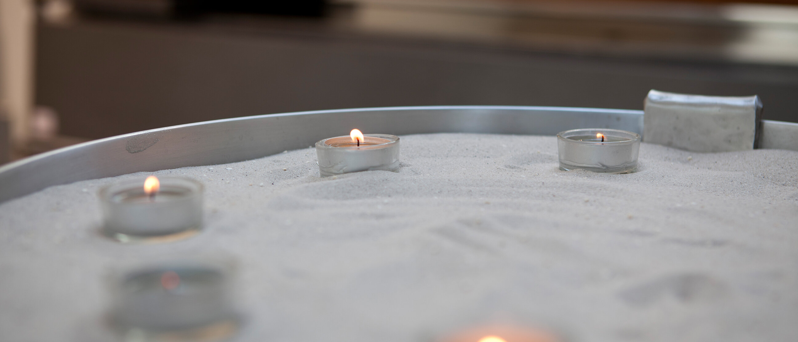 Eine Schale mit Kerzen zur Erinnerung an Verstorbene