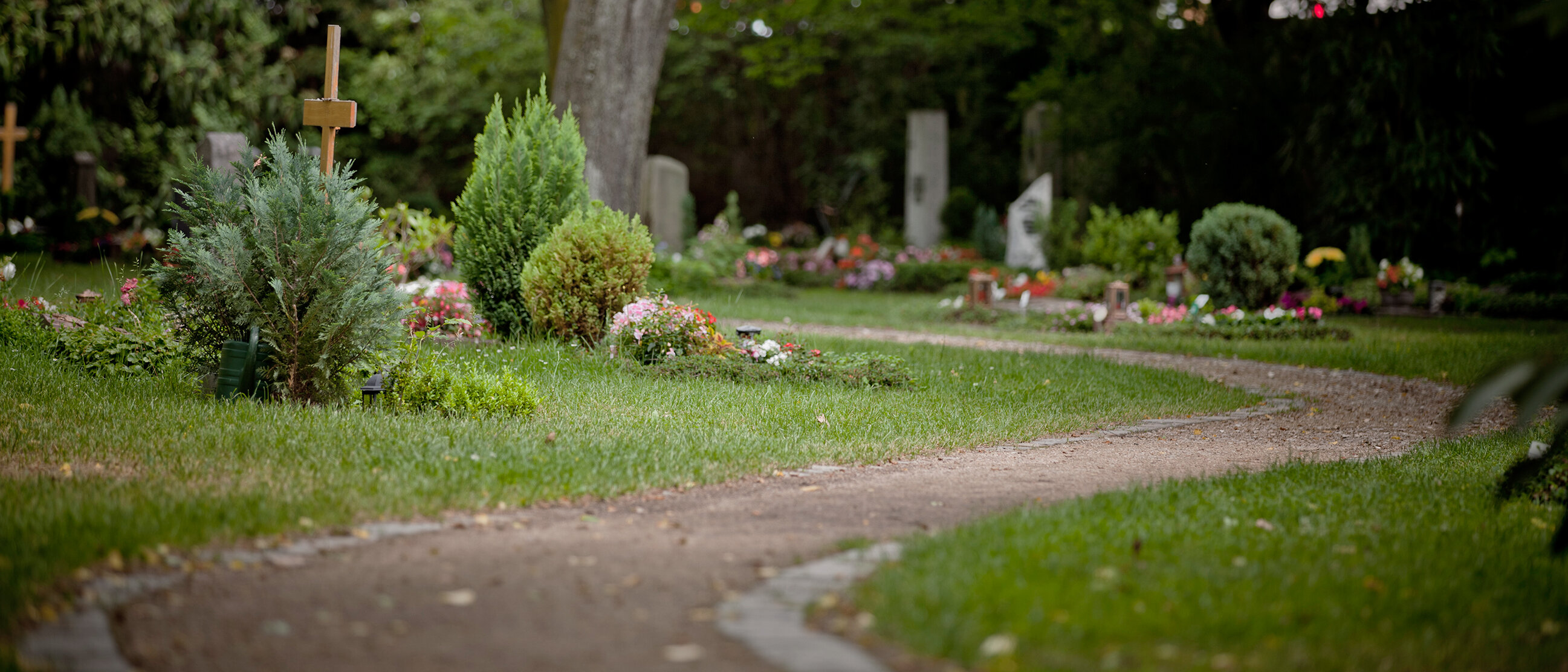 Schöner Weg vorbei an den Gräbern eines Städtischen Friedhofs
