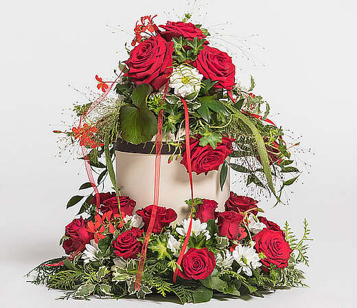Kombination aus Blumenkranz und Kopfschmuck aus Blumen für Urnen aus dem Sortiment des Städtischen Bestattungsdienstes Nürnberg