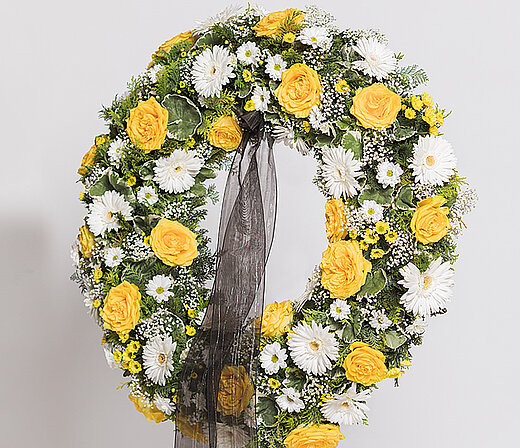 Rundgesteckter Blumenkranz, 80 cm, aus dem Sortiment des Städtischen Bestattungsdienstes Nürnberg