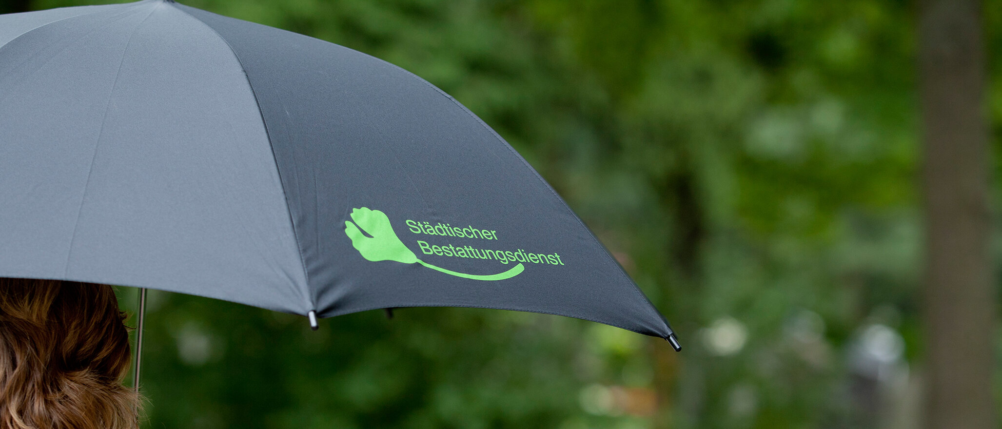 Regenschirm mit dem Logo des Städtischen Bestattungsdienstes Nürnberg