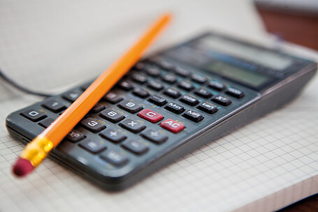Taschenrechner und Bleistift